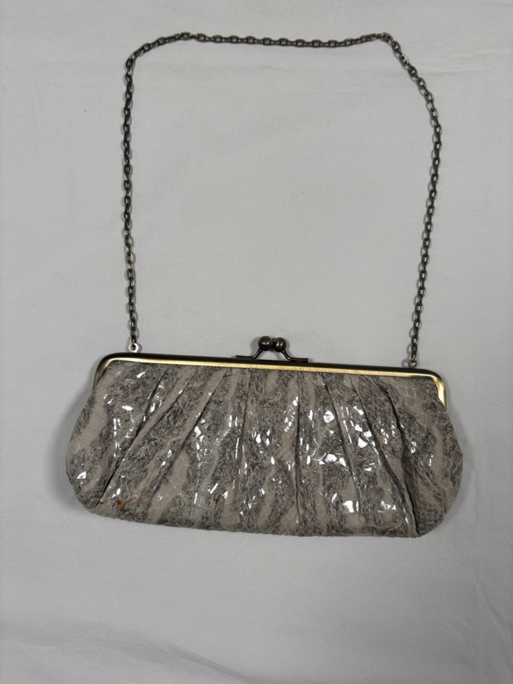 Vintage Glossy Beige Lace-Trim Kiss-Lock Clutch with Chain